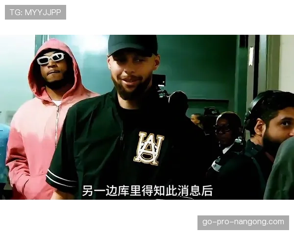 威金斯转为无球跑位为库里拉开空间效率回升