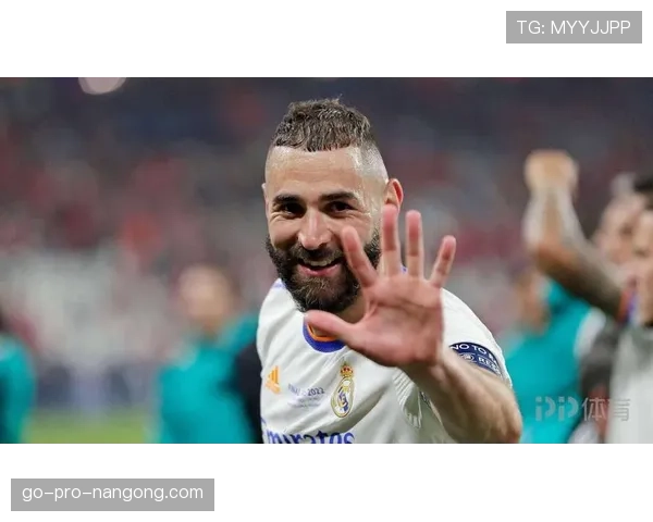 本泽马能否比肩劳尔与迪斯蒂法诺：皇马历史中锋地位解析